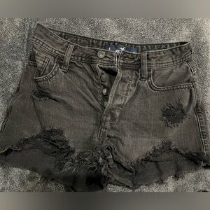 Hollister High Rise Mom Shorts 3”. Black.